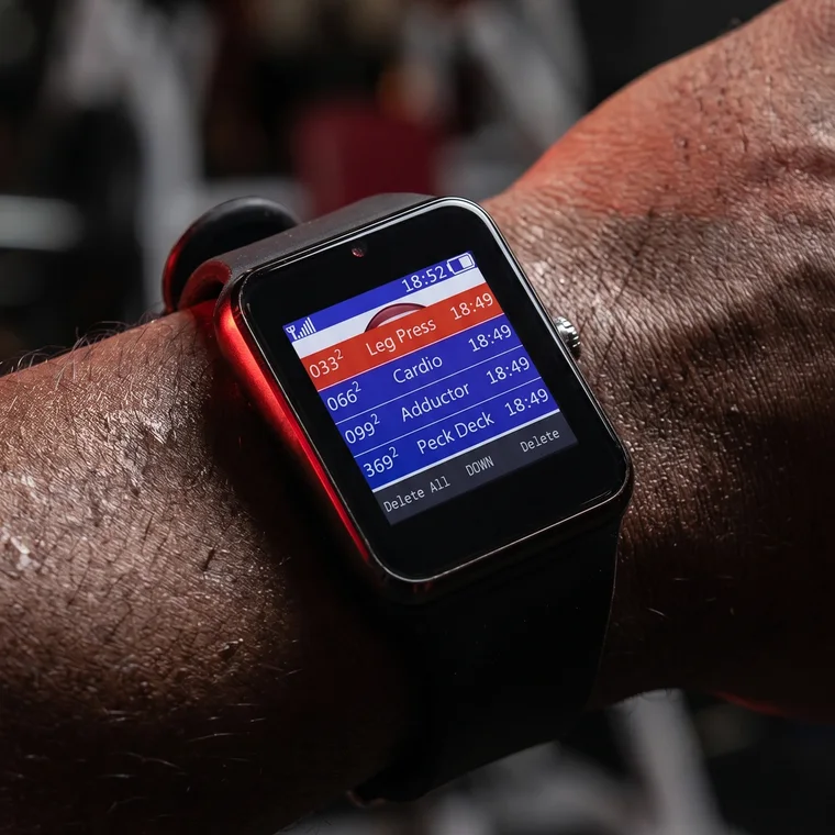 Trainer smartwatch showing live gym call alerts